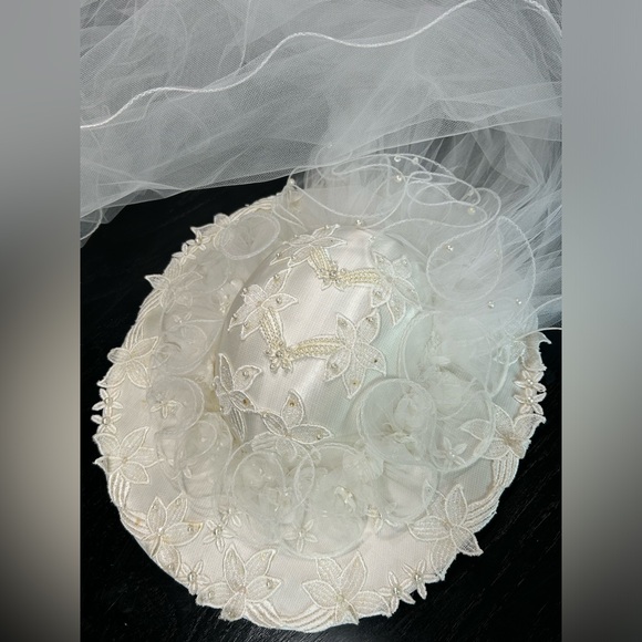 Elegant western southern White Bridal Veil with Hat- some holes in veil - Picture 3 of 7